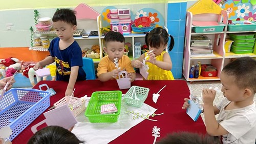 Hoạt động Chào mừng Ngày Quốc tế Phụ nữ 8/3 của lớp Mầm 3