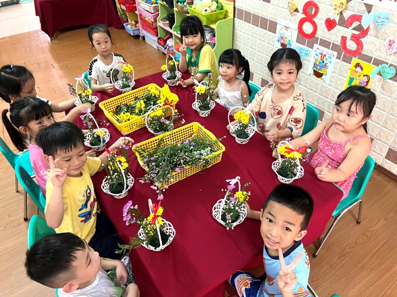 Hoạt động Chào mừng Ngày 8/3 của lớp Lá 2