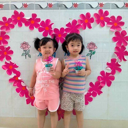 Các bé nhóm Sơn Ca 1 cắm hoa tặng Mẹ nhân Ngày 8/3