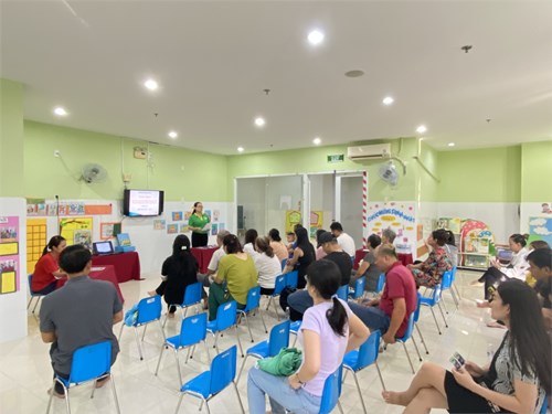 Cô Tường Vân tổ chức buổi họp PHHS lớp Lá 3.