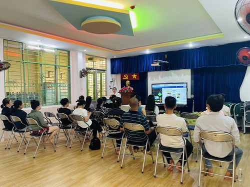 Cô Kim Hạnh tổ chức buổi họp PHHS nhóm Sơn ca 1.