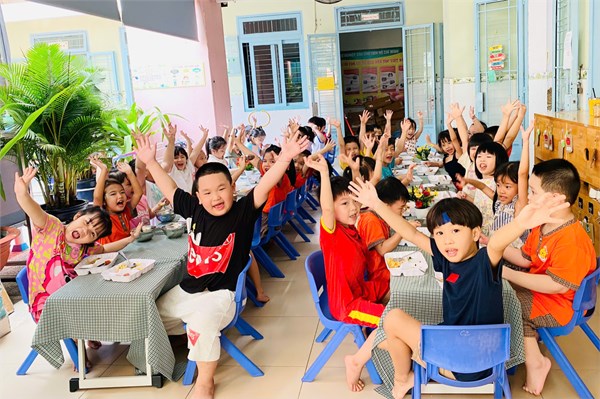 Bữa tiệc buffet mừng kỷ niệm ngày Nhà giáo Việt Nam 20/11 của các bé lớp Lá 1