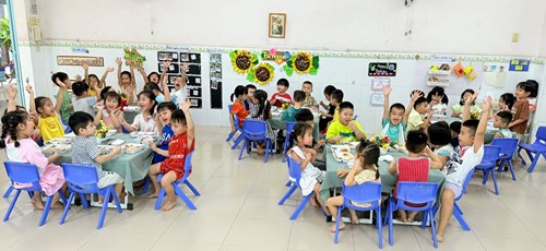 Các bé lớp Lá 2 ăn tiệc bufet chào mừng ngày Nhà giáo Việt Nam 20/11/2024