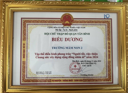 Hội chữ thập đỏ trường Mầm non 2 nhận giấy khen: Tập thể điển hình phong trào:  Người tốt, việc thiện, chung sức xây dựng cộng đồng nhân ái  năm 2024 của Hội chữ thập đỏ quận Tân Bình trao tặng