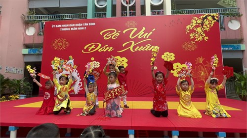 Tiết mục múa  Bao lì xì đỏ  của các bé lớp Mầm 1, chào mừng Xuân Giáp Thìn 2024.