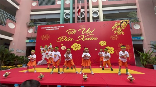 Tiết mục   Về nhà ăn tết  của các bé lớp Lá 2 chào xuân Giáp Thìn 2024