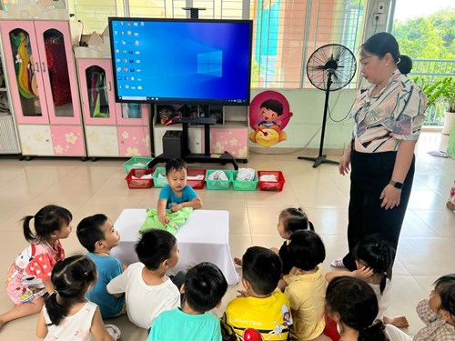 Tiết dạy kỹ năng sống  Gấp quần áo  của cô Nguyễn Thị Vân Trang lớp Mầm 2.
