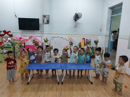 Các bé lớp Cơm thường 1 tham gia cắm hoa tặng mẹ nhân dịp Quốc tế phụ nữ 8/3