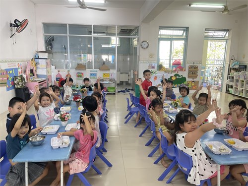 Các bé Lớp Chồi 1 tham gia dự tiệc buffee nhân dịp Giỗ tổ Hùng Vương.