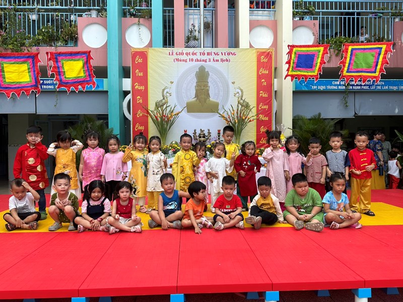 Các bé lớp Mầm 2 tham gia các hoạt động nhân dịp Giỗ  tổ Hùng Vương.