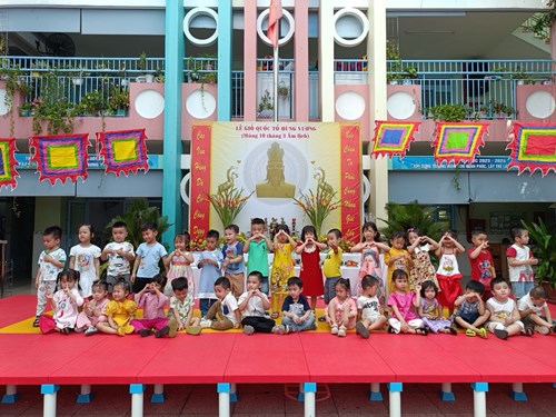 Các bé Lớp Mầm 1 tham gia dâng hương và chơi trò chơi bịt mắt đập chai  nhân dịp Giổ tổ Hùng Vương.