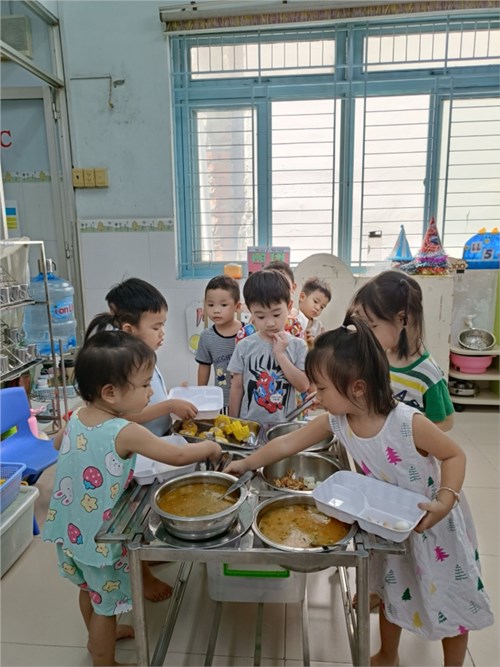 Các bé lớp Mầm 1 tham gia dự tiệc buffee tại lớp nhân dịp Giỗ tổ Hùng Vương.