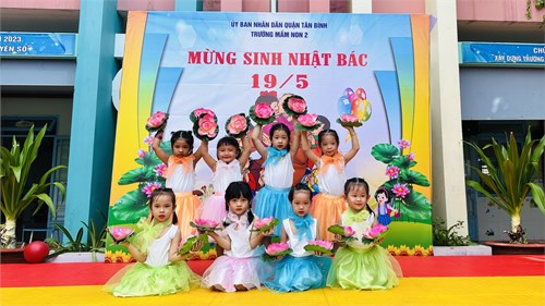 Các bé Khối Mầm biểu diễn tiết mục múa  Như có Bác Hồ trong ngày vui đại thắng  nhân ngày sinh nhật Bác Hồ kính yêu.