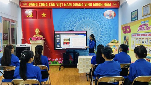 Chi đoàn giáo viên trường mầm non 2/9 thực hiện sinh hoạt chính trị tháng 8, 9 chủ đề “Nhớ về Bác - Lòng ta trong sáng hơn”.