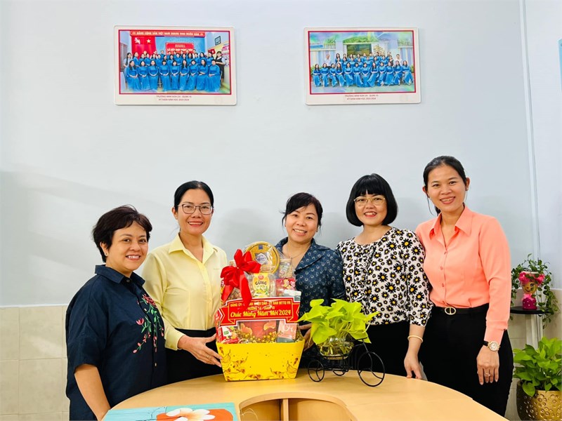 Đầu xuân Giáp Thìn, Trường Mầm non 2/9 vinh dự được đón tiếp Lãnh đạo Đảng ủy-Uỷ ban nhân dân-Uỷ ban Mặt trận Tổ quốc Việt Nam-Hội Liên hiệp Phụ nữ Phường 14 đến thăm và chúc Tết Tập thể Sư phạm nhà trường.
🌺🌺🌺Thay mặt nhà trường xin chân thành cảm ơn tình cảm của Quý Lãnh đạo dành cho Tập thể Sư phạm.