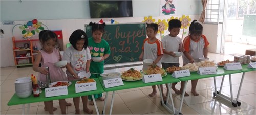 Các con cùng ăn buffet tiệc tất niên nhé. Đơn giản vậy thôi nhưng rất ngon và vui lắm ạ.