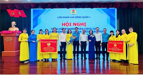 Công đoàn trường mầm non 30-4 nhận cờ thi đua của tổng liên đoàn lao động việt nam
