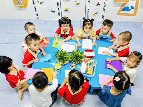 Bé yêu tạo hình với lá cây
