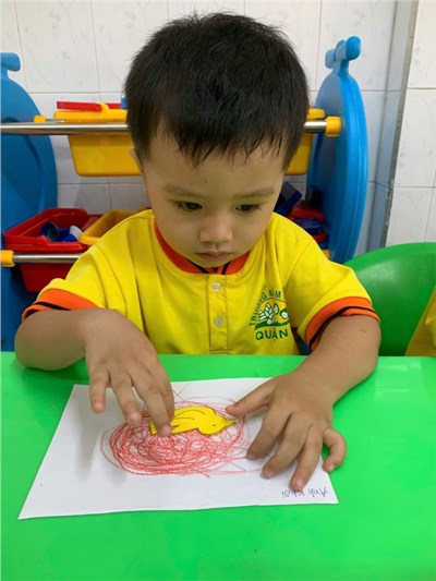 Bé vẽ, dán tổ chim