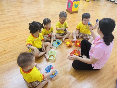 Bé nhận biết phân biệt màu xanh - màu đỏ