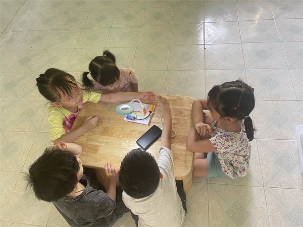 Giờ thực hành steam:  trẻ lắp ráp đèn cảm ứng thông minh 