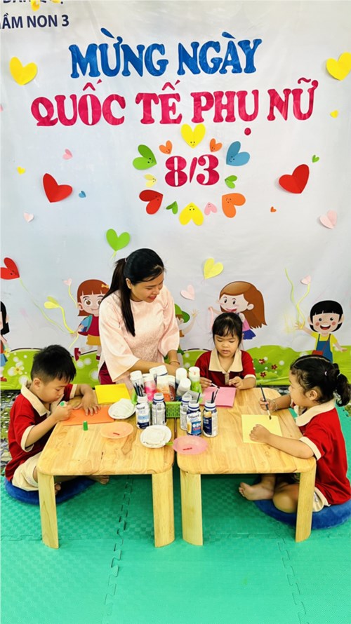 Bé làm thiệp tặng mẹ ngày 8/3