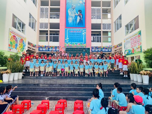 Các bé khối lá tham quan trường tiểu học lê thánh tôn