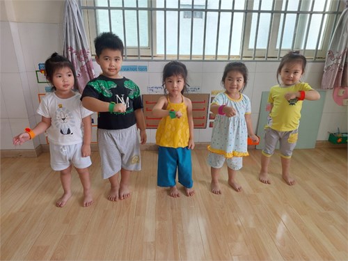   Kỹ năng  cài nút    lớp 3- 4 tuổi (2)