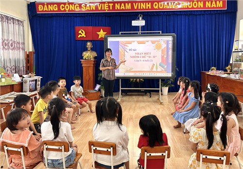 Hoạt động Làm quen chữ viết:   Nhận biết nhóm chữ d - đ   - Lớp Lá 2