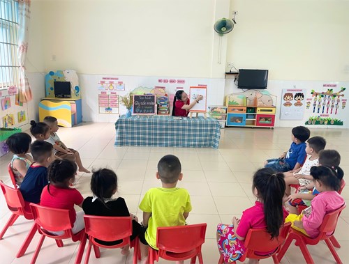 Hoạt động tạo hình. Đề tài: CÂY SẮC MÀU.Lớp:3-4 tuổi(1)