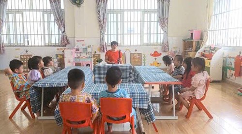 Hoạt động trãi nghiệm.Đề tài: KỸ NĂNG BÓC VỎ QUÝT.Lớp:3-4 tuổi(2)