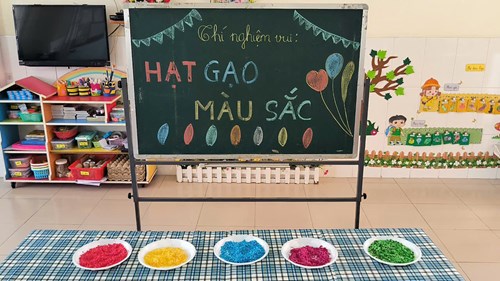 Hoạt động thí nghiệm.Đề tài: HẠT GẠO NGŨ SẮC.Lớp:3-4 tuổi(3)