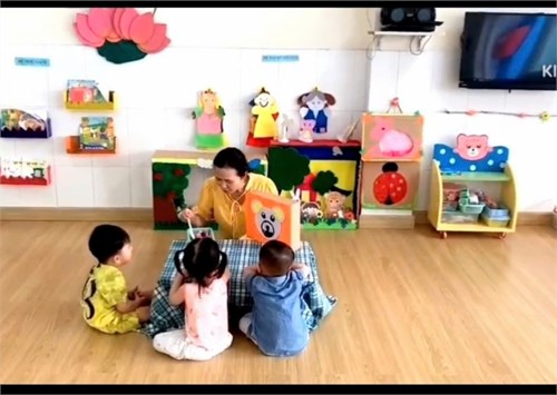Hoạt Động với Đồ Vật. Đề Tài   Bé Tập Cầm Muỗng 