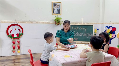 Đề Tài: Bé Chơi Với Gíây