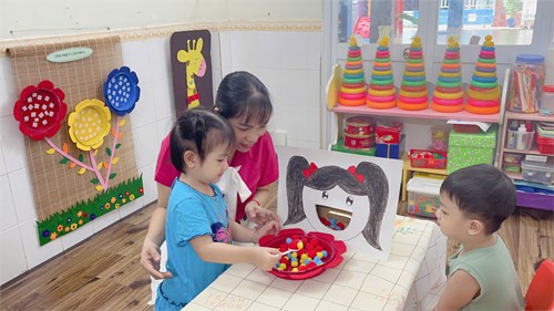 Kỹ Năng   Sử Dụng Muỗng Xúc Ăn 