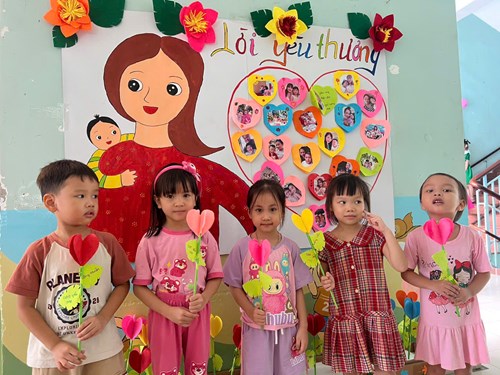 Hoạt động Tạo hình  Bé làm hoa tặng mẹ  - Lớp 5-6 tuổi (2)