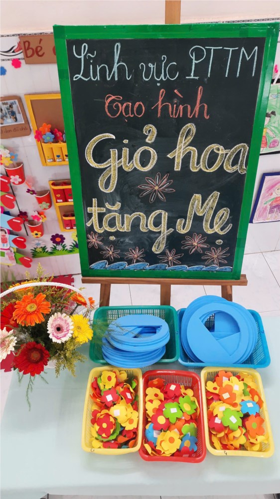 Hoạt động phát triển thẫm mỹ: Giỏ hoa tặng mẹ - Lớp 4-5 tuổi (1)