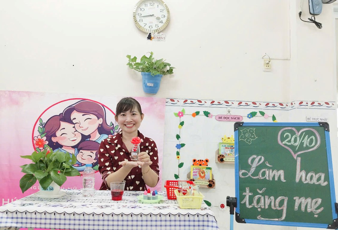 Lĩnh vực phát triển thẫm mỹ: Làm hoa tặng mẹ - Lớp 4-5 tuổi (2)