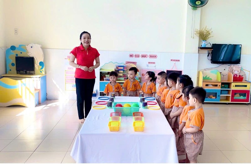Trò chơi vận động: XẾP VÒNG KẾT HỢP BỎ BÓNG VÀO RỔ ĐÚNG MÀU.Lớp:3-4 tuổi(1)
