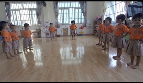 Hoạt động thể chất. Đề tài: ĐI KIỄNG GÓT LIÊN TỤC 3M.Lớp: 3-4 tuổi(2)