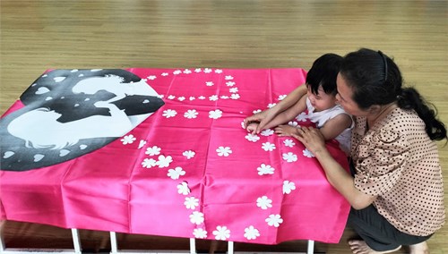 Hoạt động   Bé Trang Trí Váy Cùng Cô  
