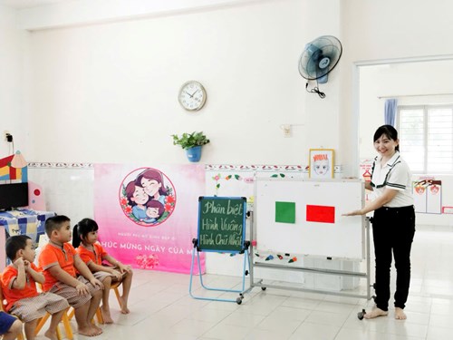 LQVT: Phân biệt hình vuông- hình chữ nhật - Lớp 4-5 tuổi (2)