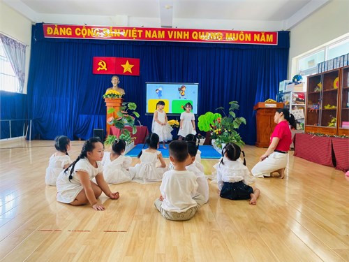 Hoạt động :VĐMHTN bài  Gia đình nhỏ hạnh phúc to  - Lớp 5-6 tuổi(2)