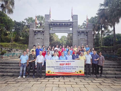 Chi bộ Mầm non 3 tham gia họp mặt Kỷ niệm 94 năm ngày truyền thống công tác dân vận của Đảng (15/10/1930 - 15/10/2024) và tuyên dương guơng điển hình  Dân vận khéo  năm 2024.
