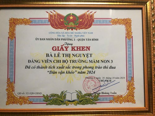Đồng chí Lê Thị Nguyệt nhận giấy khen của UBND Phường 3 đã có thành tích xuất sắc trong phong trào thi đua  Dân vận khéo  năm 2024