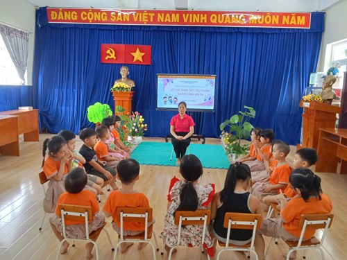 Hoạt động VĐTN: Vỗ tiết tấu chậm bài  Cháu yêu bà  - Lớp: 5-6 tuổi (2)