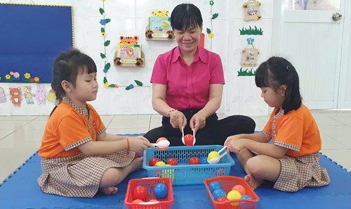 🌻 Trò chơi vận động : Kẹp bóng bằng thìa 🥄🏀- Lớp 4-5 tuổi (2)