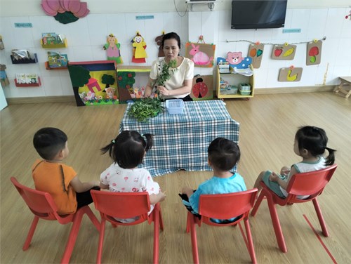 Đề tài: Bé Tập Lặt Rau Ngót. Nhóm Nhà Trẻ ( 24 - 36 tháng)