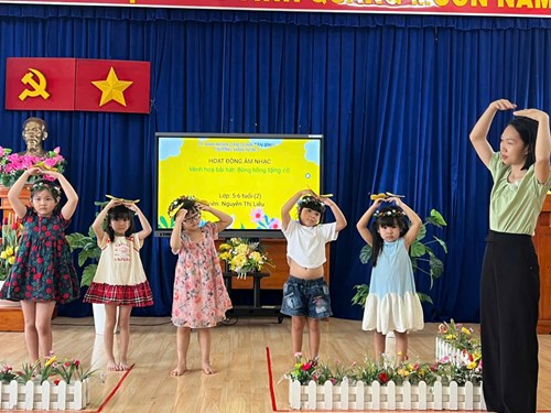 Vận động theo nhạc bài:  Bông hồng tặng cô  - Lớp 5-6 tuổi(2)