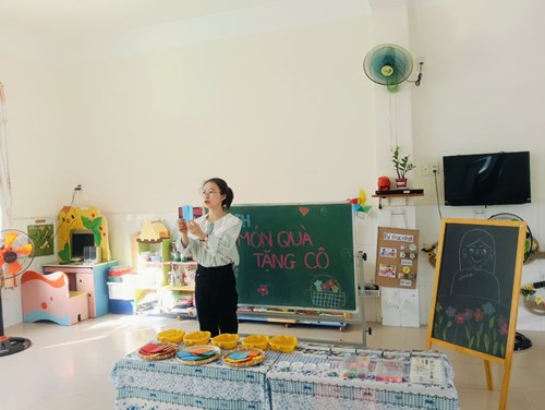 Hoạt động tạo hình:  Món quà tặng cô  - Lớp 5-6 tuổi(1)